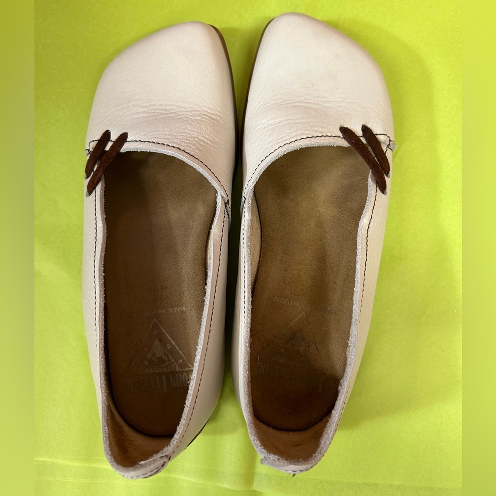 John Fluevog Ananda White Asymmetrical Toe Flats 7.5